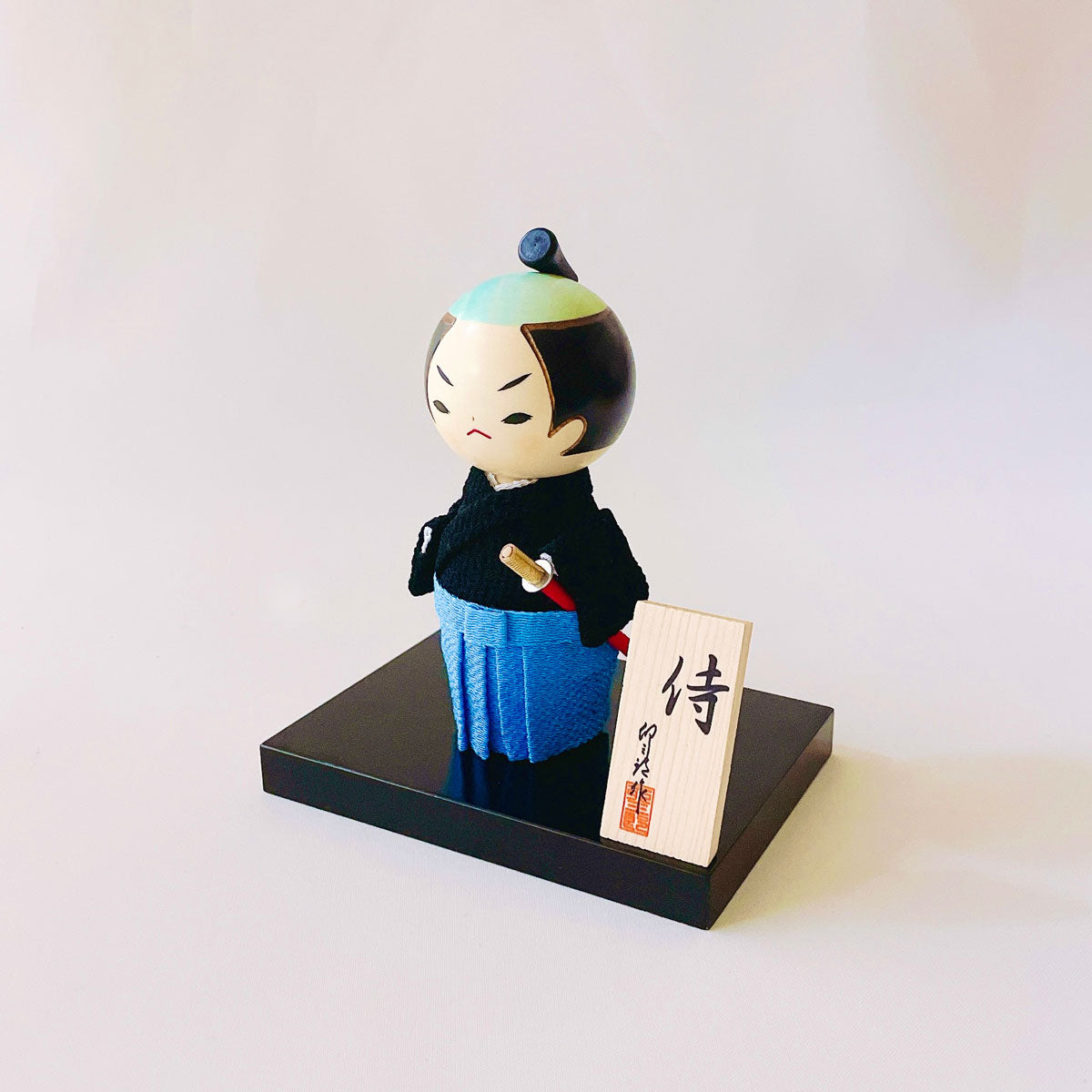 usaburo-kokeshi-samurai-black-chirimen-figurine-yura-koro-58-x-58-x-145-mm-socle image 2
