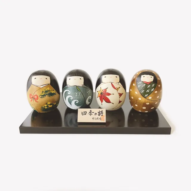 usaburo-kokeshi-shiki-no-uta-set-coffret-4-kokeshi-quatre-saisons-socle image 1