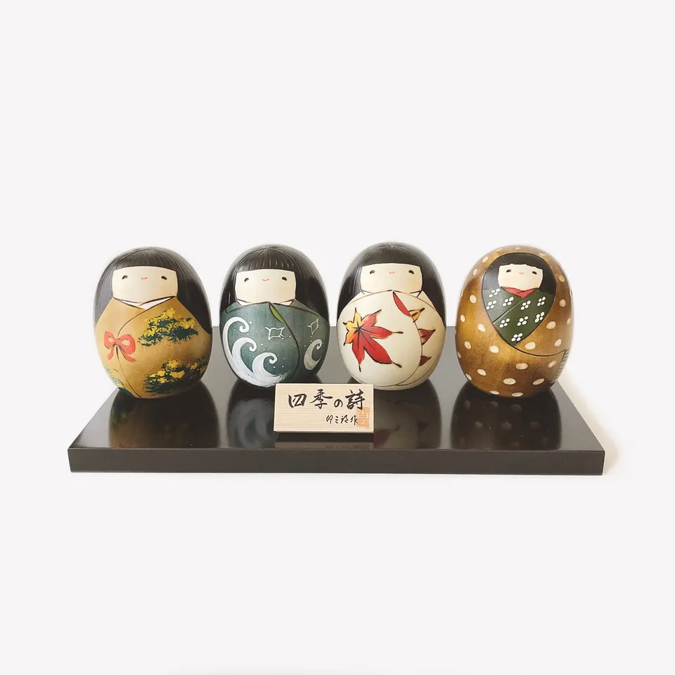 usaburo-kokeshi-shiki-no-uta-set-coffret-4-kokeshi-quatre-saisons-socle image 1