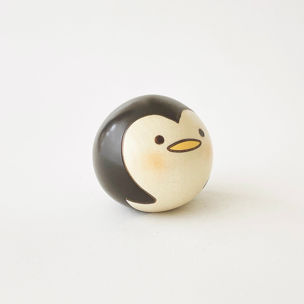 usaburo-kokeshi-yurakoro-penguin-figurine-pingouin-culbuto-58-x-58-x-50-mm image 3