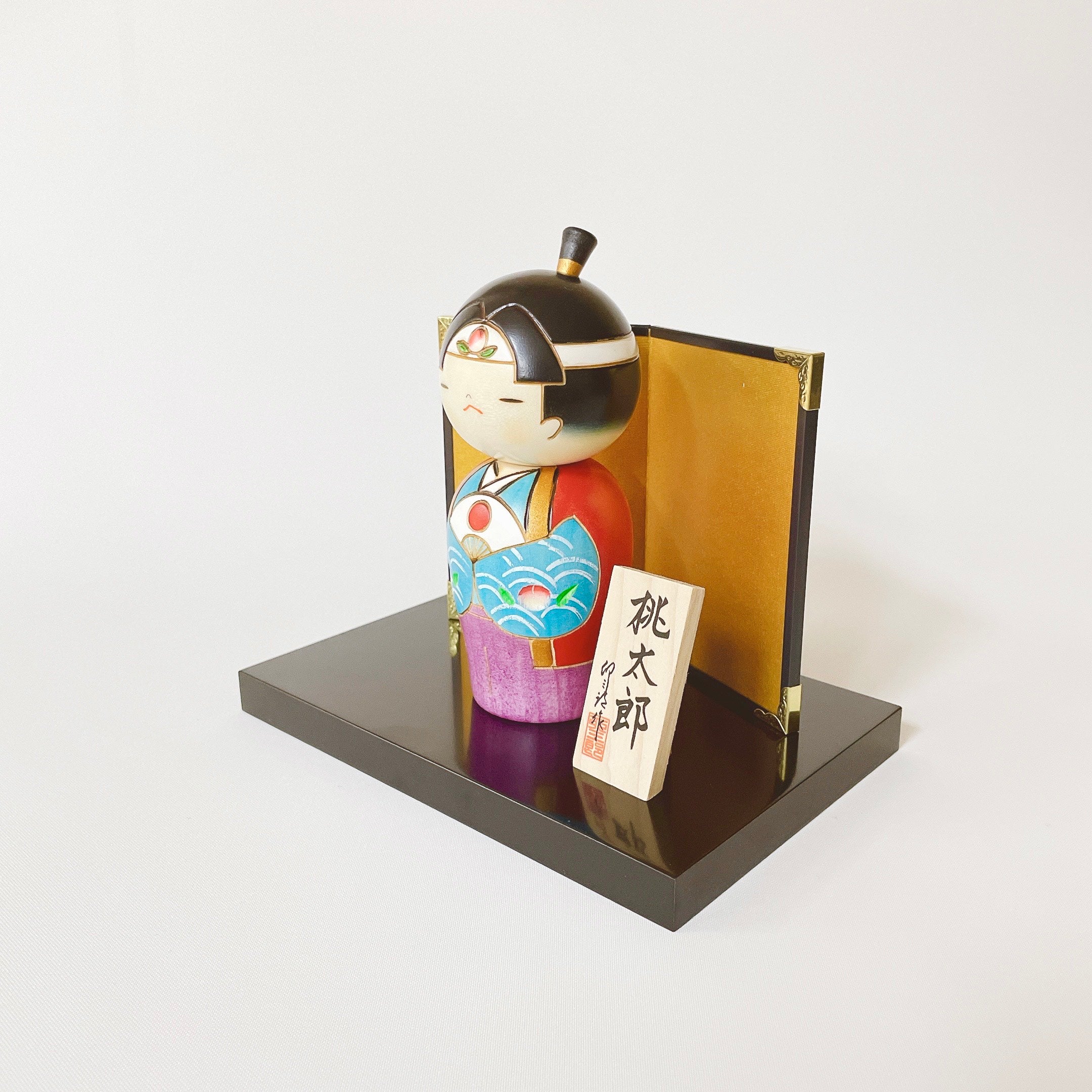 usaburo-kokeshi-momotar-s-figurine-miniature-artisanale-115-mm-avec-display image 2