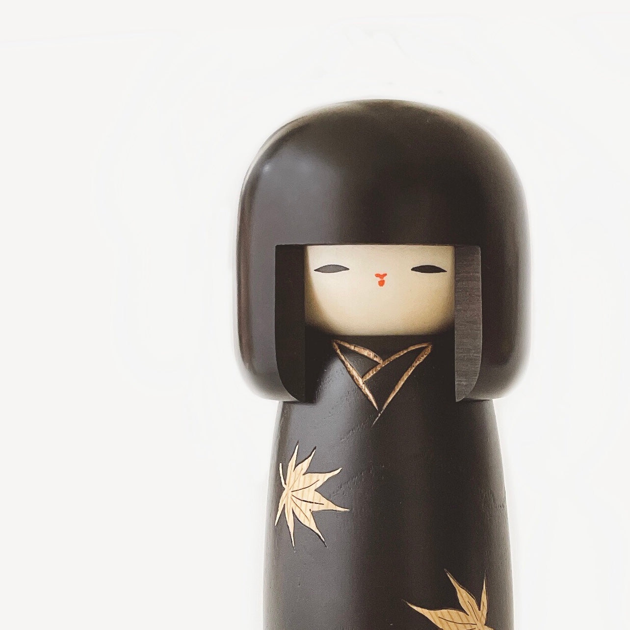 usaburo-kokeshi-zokan-momiji-kokeshi-marqueterie-rable-hana image 2