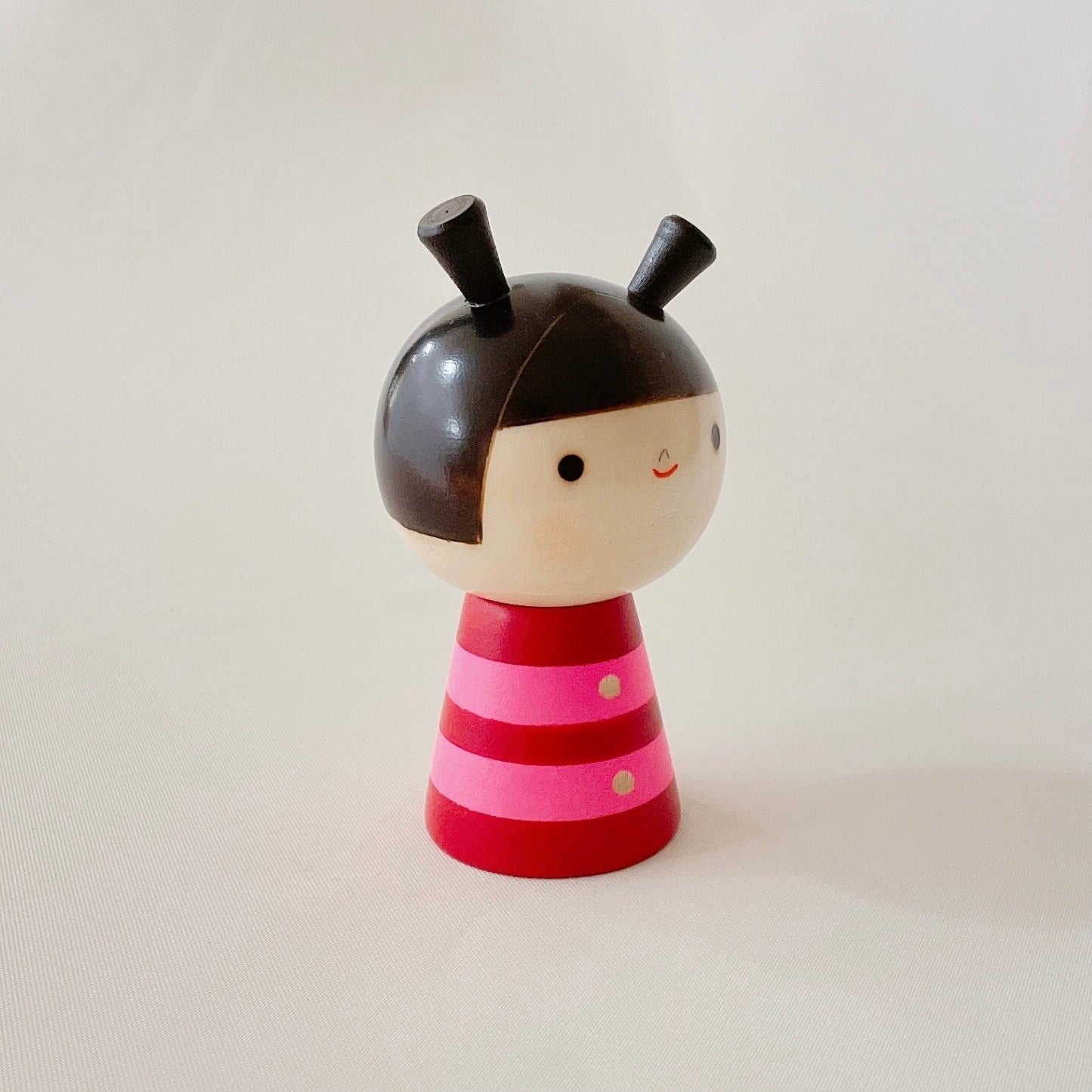 usaburo-kokeshi-watashi-girl-95-mm-rose-paume image 4