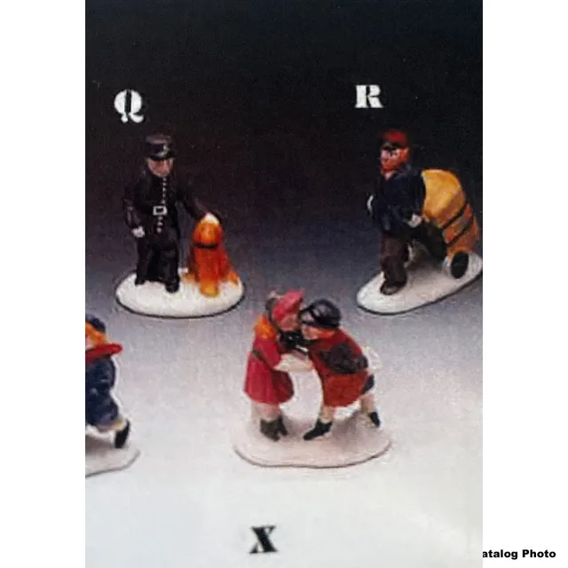 lemax-porter-figurine-miniature-artisanale-porteur-de-bagages image 1
