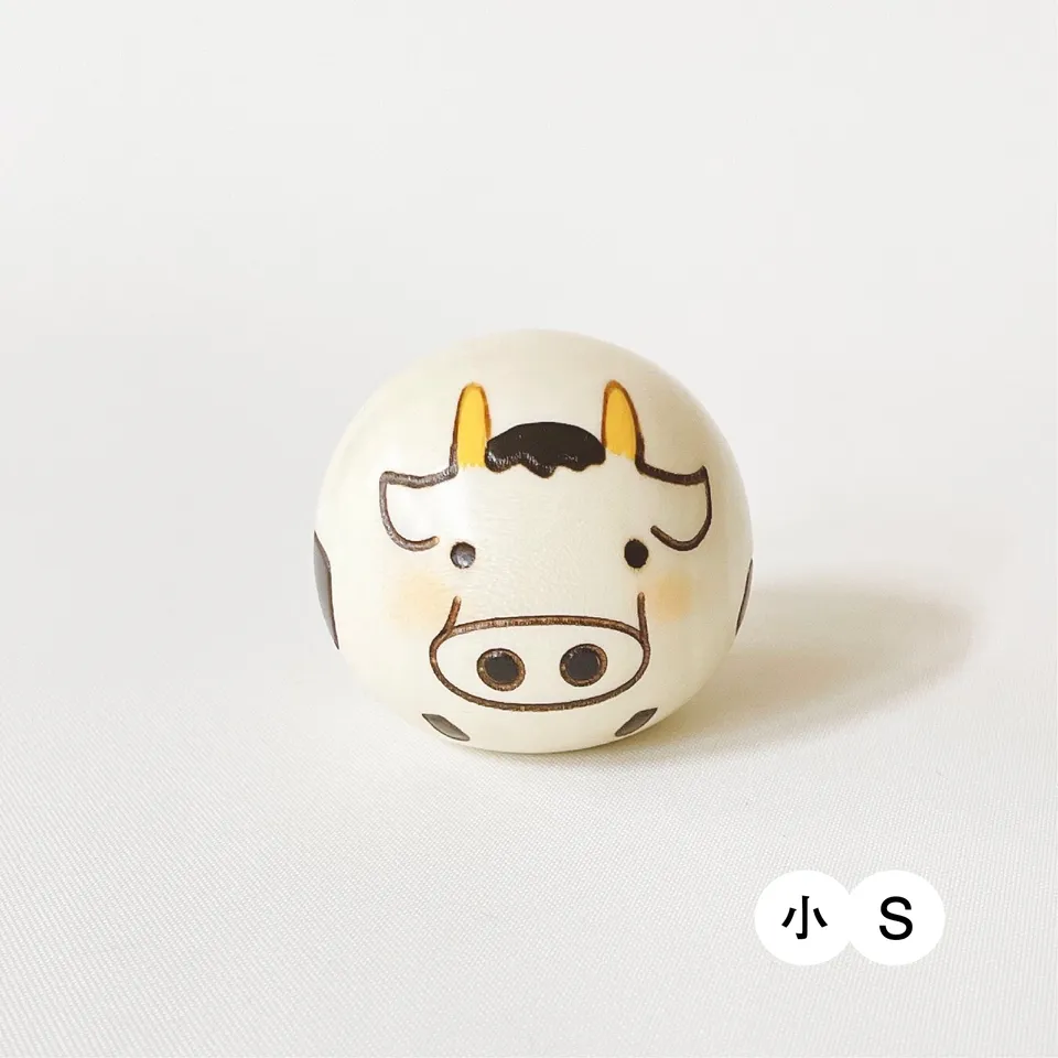 usaburo-kokeshi-yurakoro-vache-figurine-culbuto-artisanale image 1
