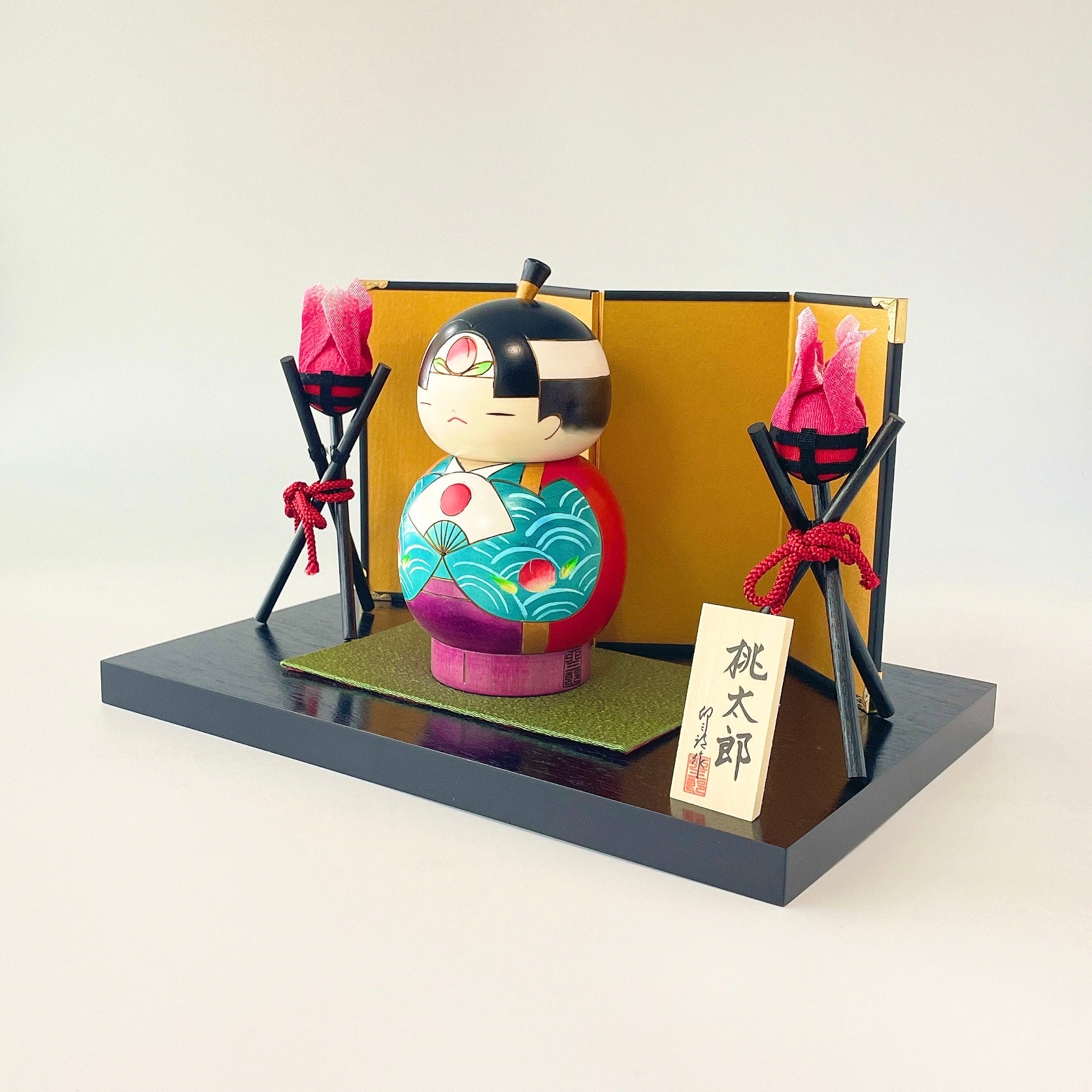 usaburo-kokeshi-momotaro-l-set-bonfire-figurine-artisanale-avec-d-cor-complet image 2