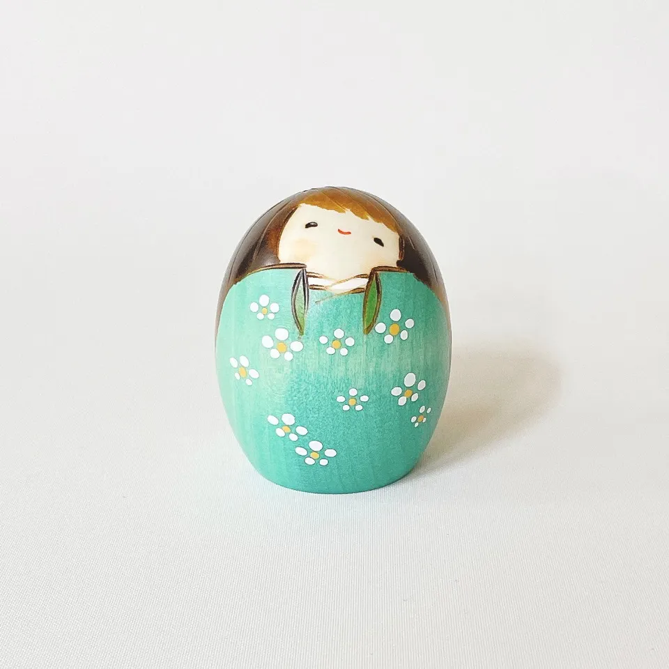 usaburo-kokeshi-shiawase-s-vert-figurine-bonheur-fleur-prunier image 1
