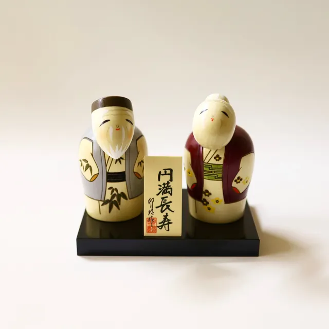 usaburo-kokeshi-enman-choju-long-vit-duo-50-x-78-x-110-mm-avec-socle image 1