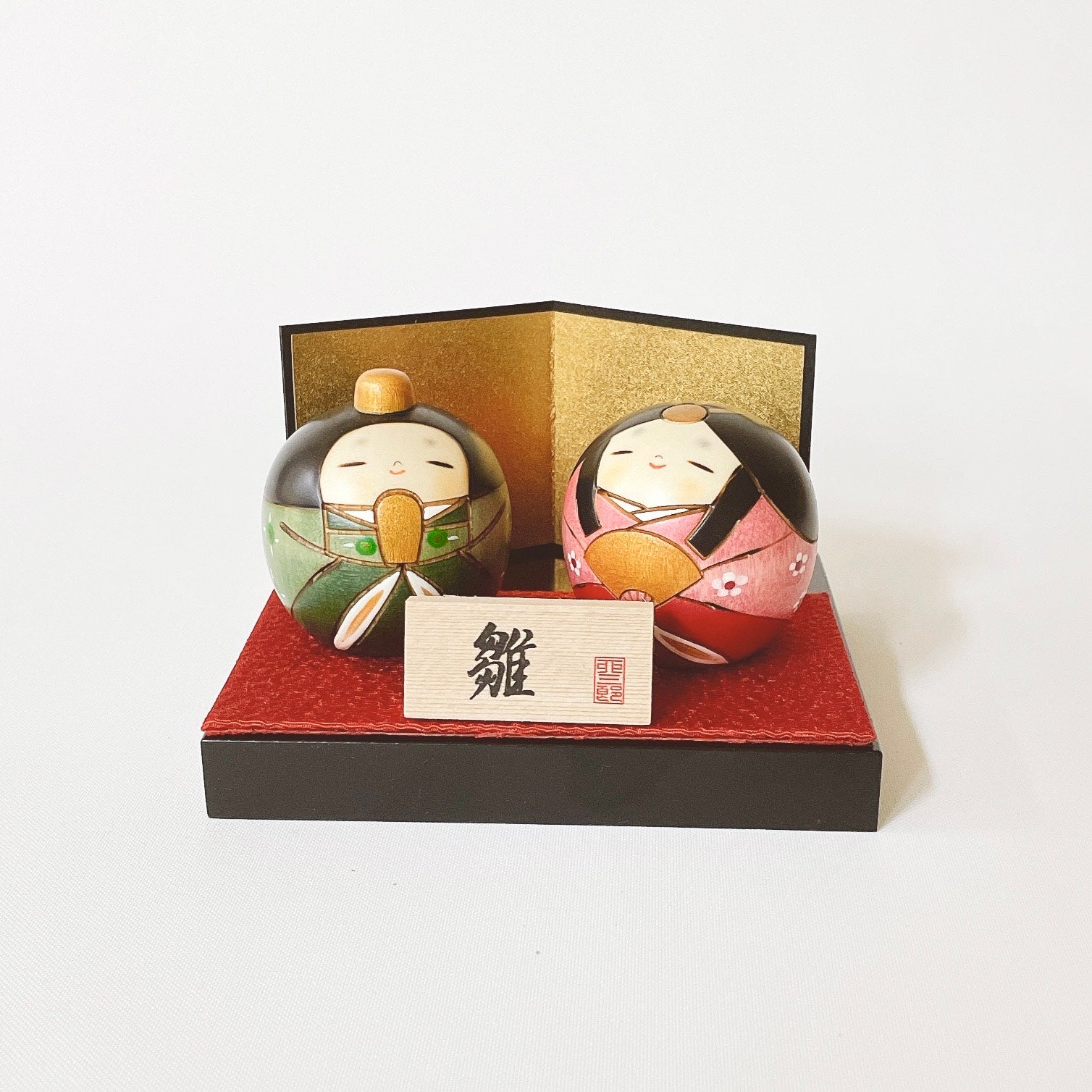 usaburo-kokeshi-tsubura-hina-set-duo-poup-es-hina-rondes-avec-d-cor image 1