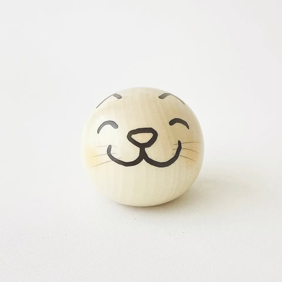 usaburo-kokeshi-yurakoro-chat-figurine-bascule-ronde-58-mm image 1