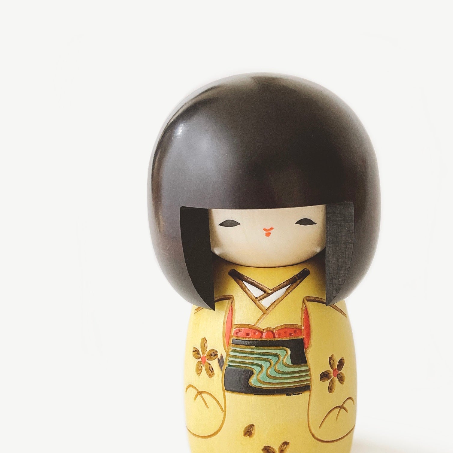 usaburo-kokeshi-osanago-yellow-poup-e-miniature-artisanale-130-mm image 2