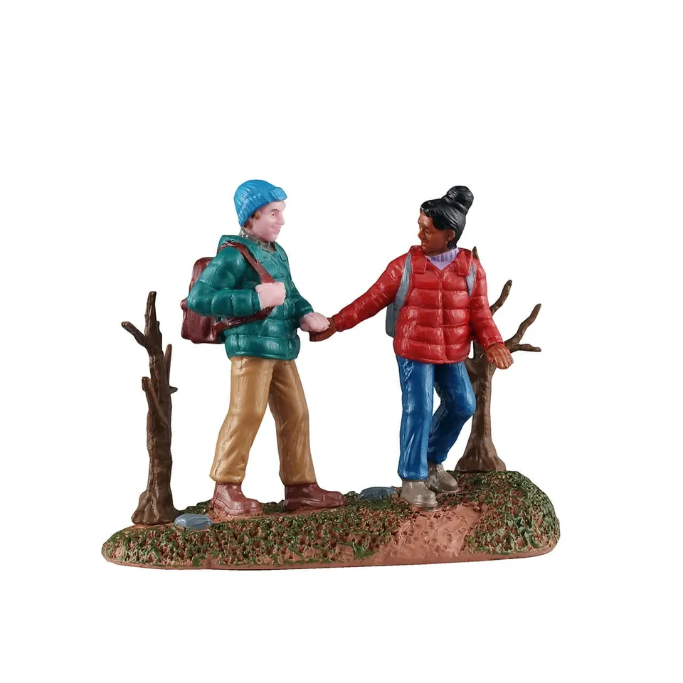 lemax-vail-village-hiking-couple-figurines-randonneurs image 1