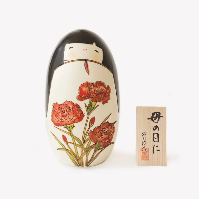 usaburo-kokeshi-haha-no-hi-ni-f-te-des-m-res-coffret-kokeshi-12-5-cm-socle image 1