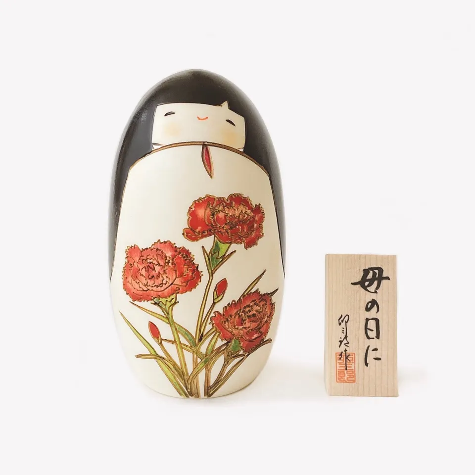 usaburo-kokeshi-haha-no-hi-ni-f-te-des-m-res-coffret-kokeshi-12-5-cm-socle image 1