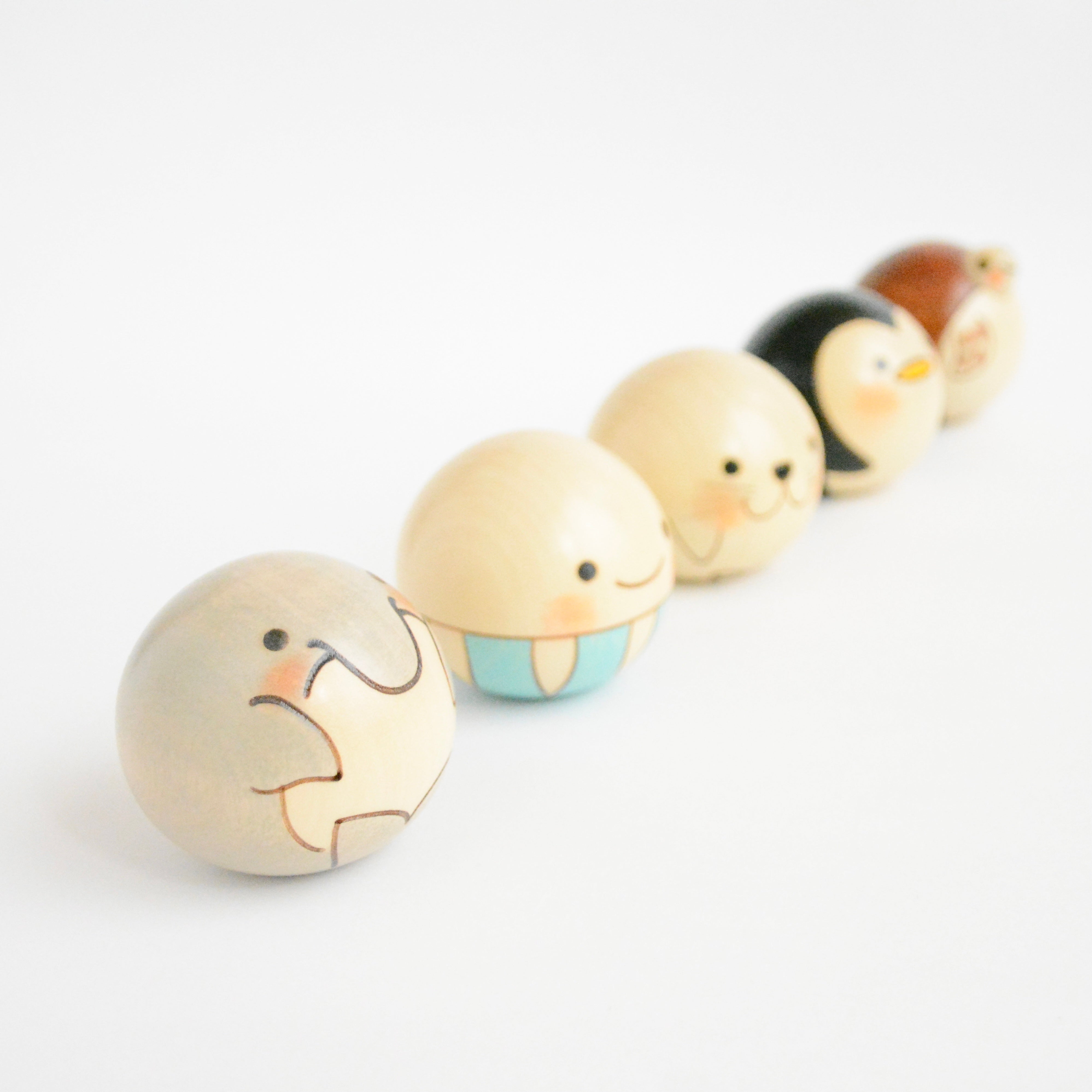 usaburo-kokeshi-yurakoro-dauphin-figurine-artisanale-bascule image 5