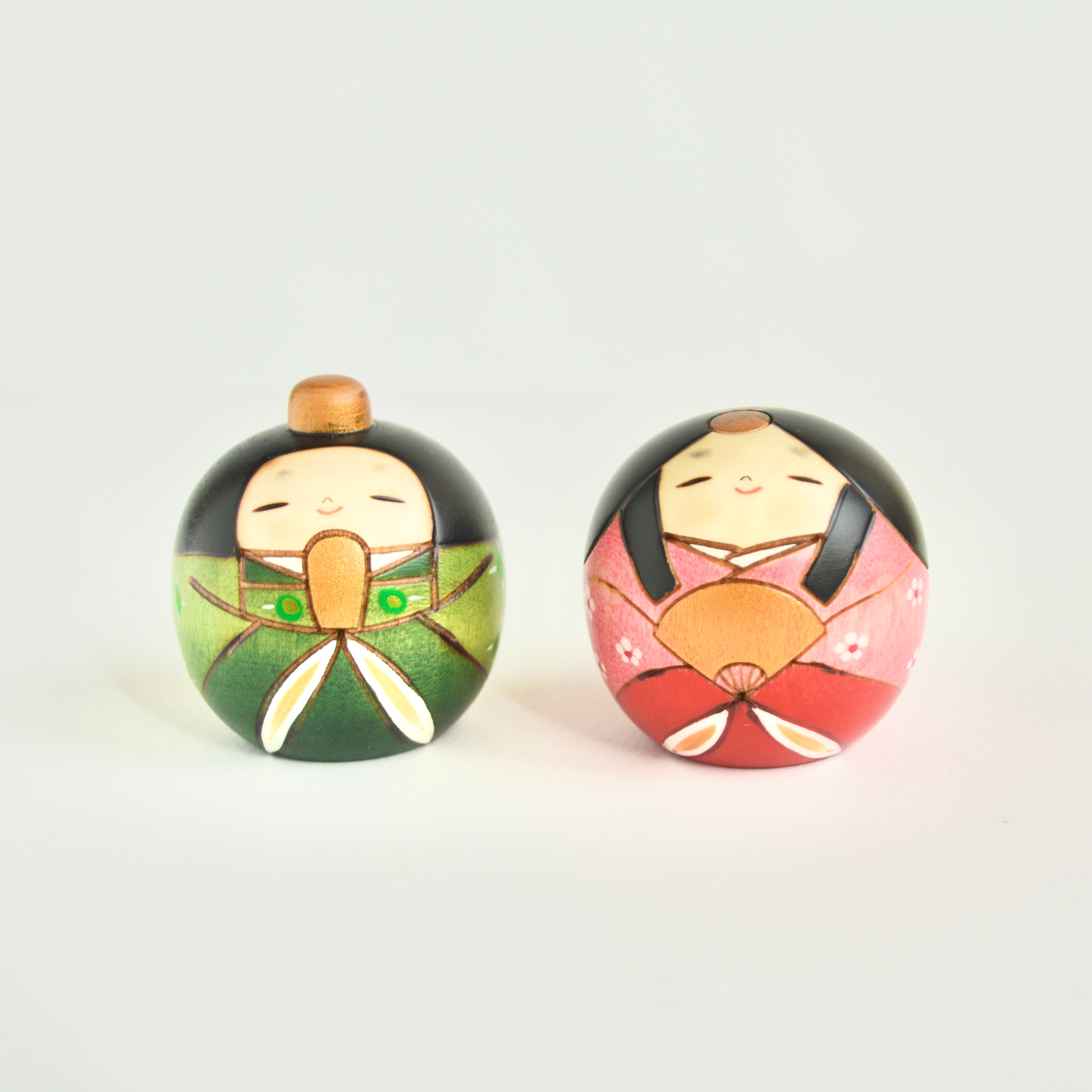 usaburo-kokeshi-tsubura-hina-set-duo-poup-es-hina-rondes-avec-d-cor image 3