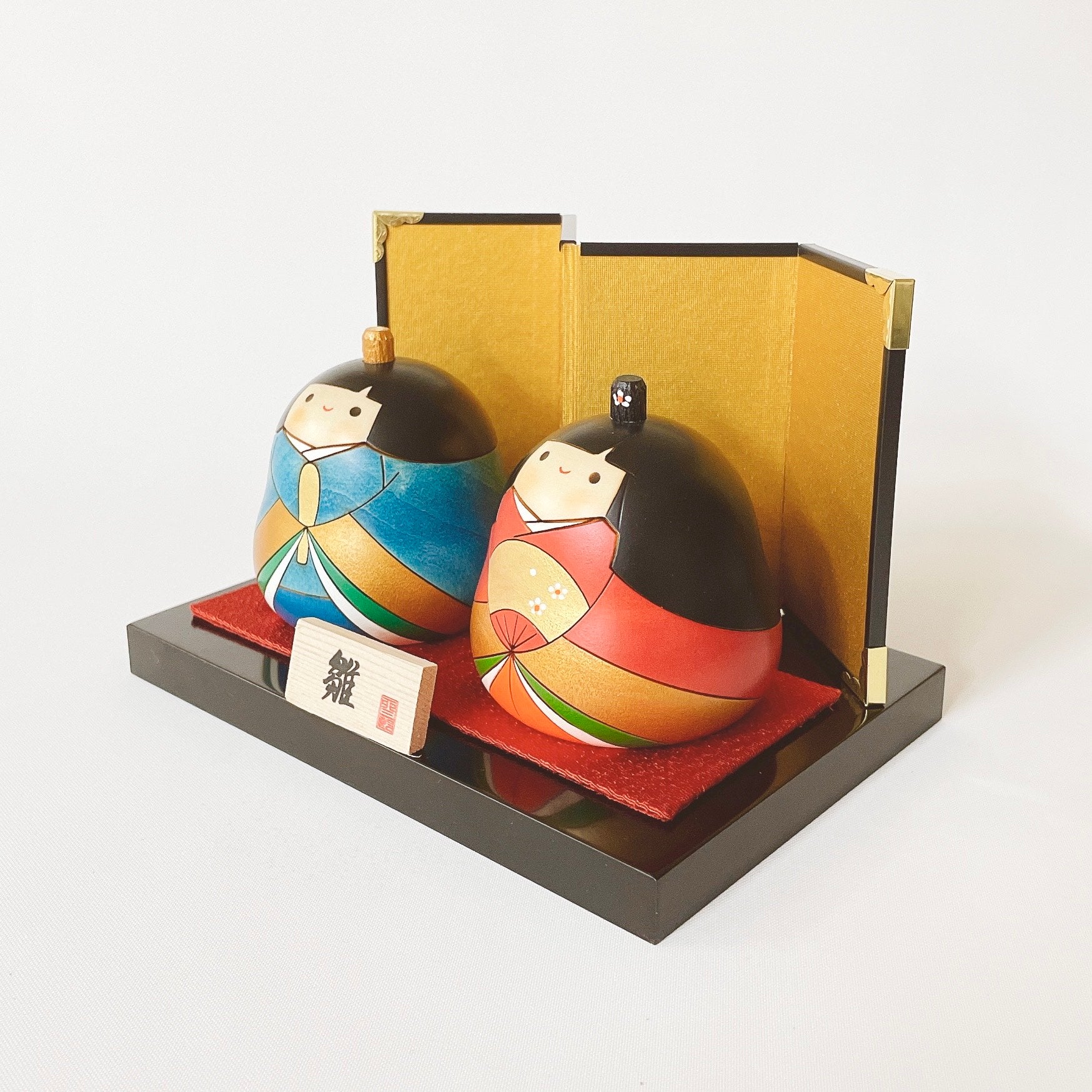 usaburo-kokeshi-warabe-hina-set-hina-2-poup-es-6-cm-avec-paravent-et-socle image 2