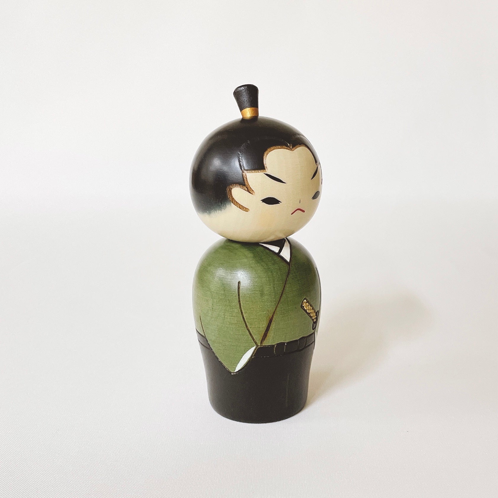 usaburo-kokeshi-waka-samurai-poup-e-jeune-samoura-14-5-cm image 4