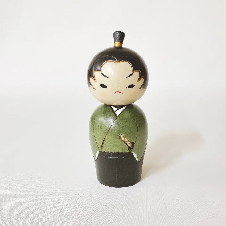 usaburo-kokeshi-waka-samurai-poup-e-jeune-samoura-14-5-cm image 1
