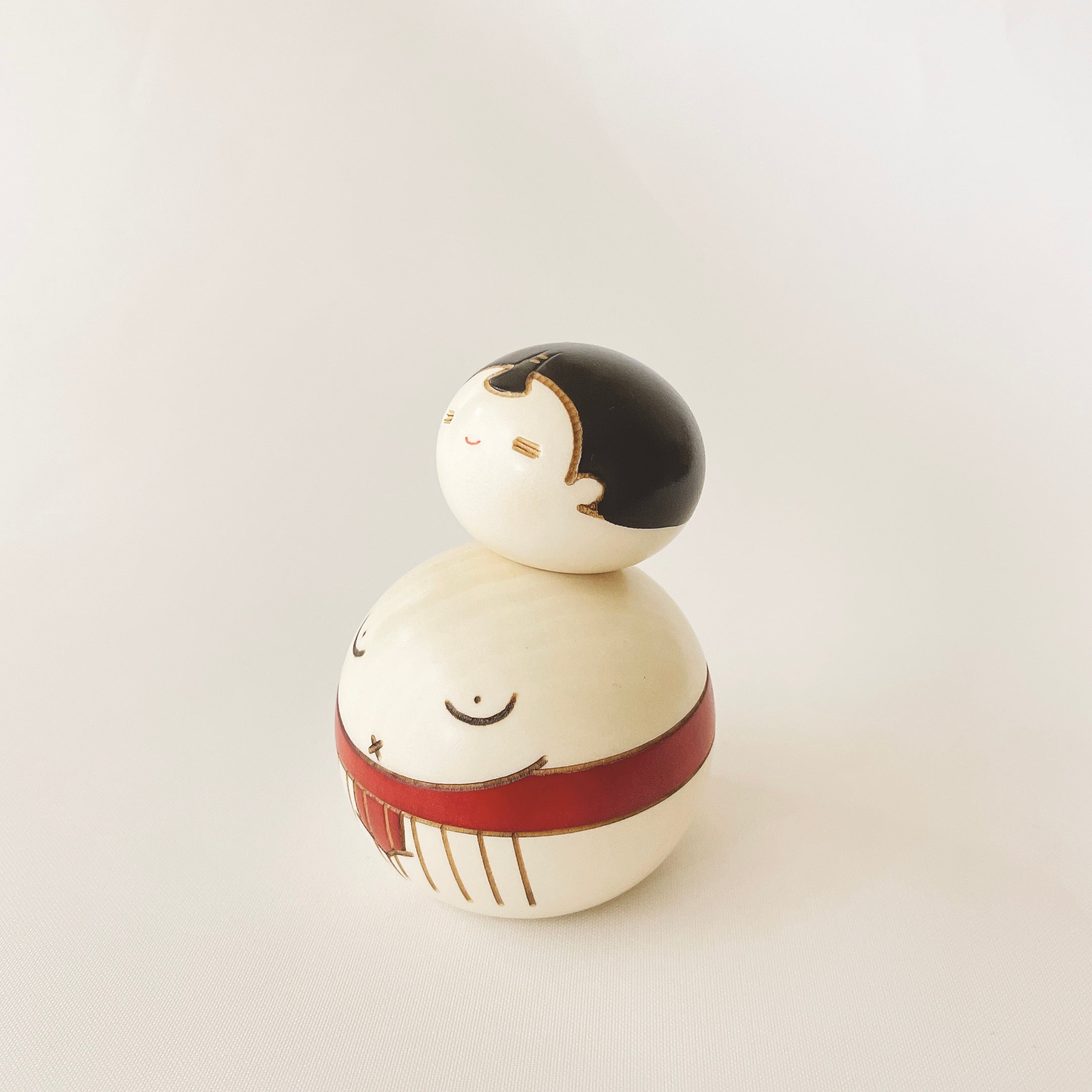 usaburo-kokeshi-osum-san-red-figurine-sumo-rouge-en-bois image 2