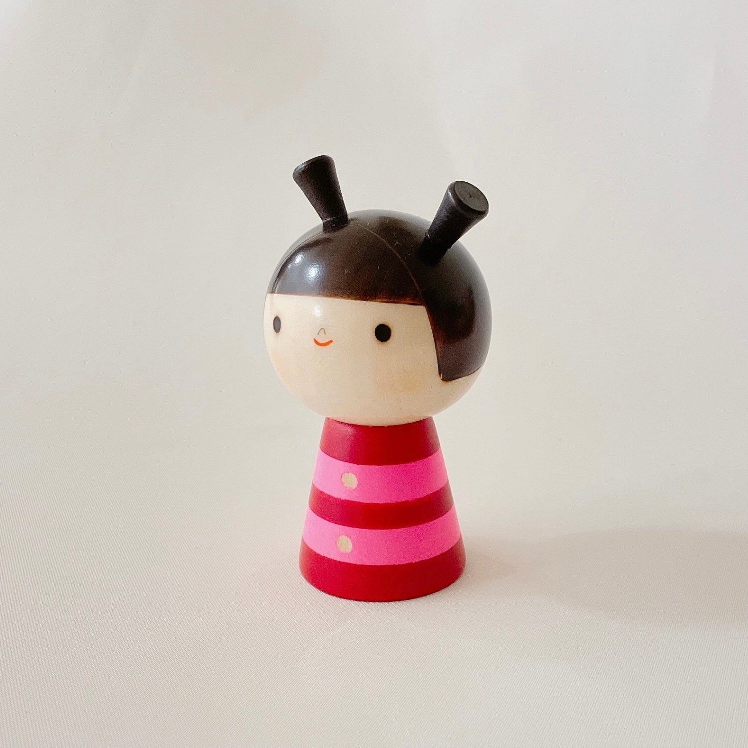 usaburo-kokeshi-watashi-girl-95-mm-rose-paume image 2