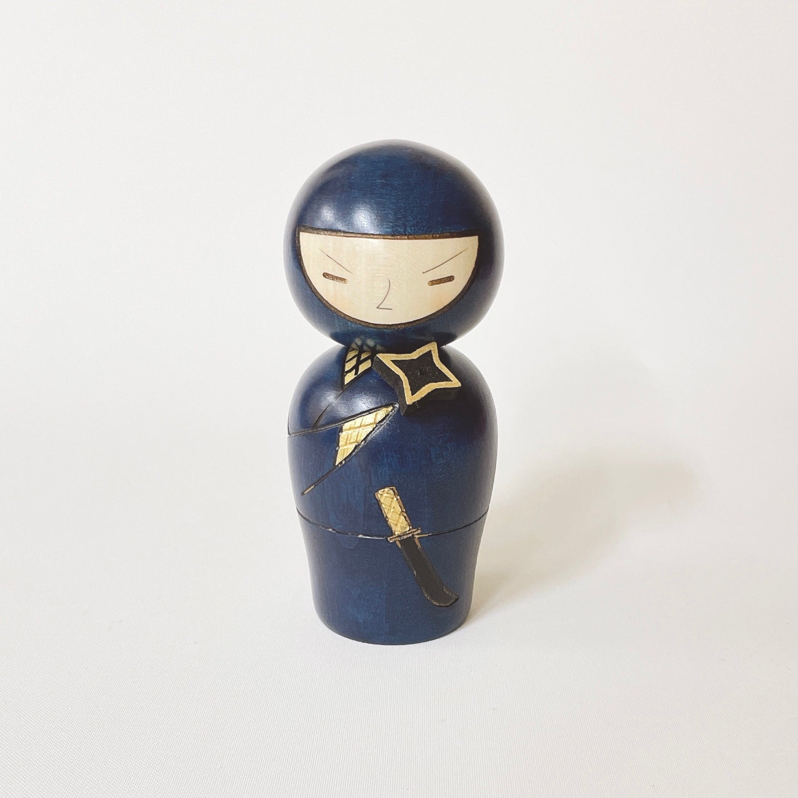 usaburo-kokeshi-ninja-bleu-figurine-artisanale-120-mm image 1