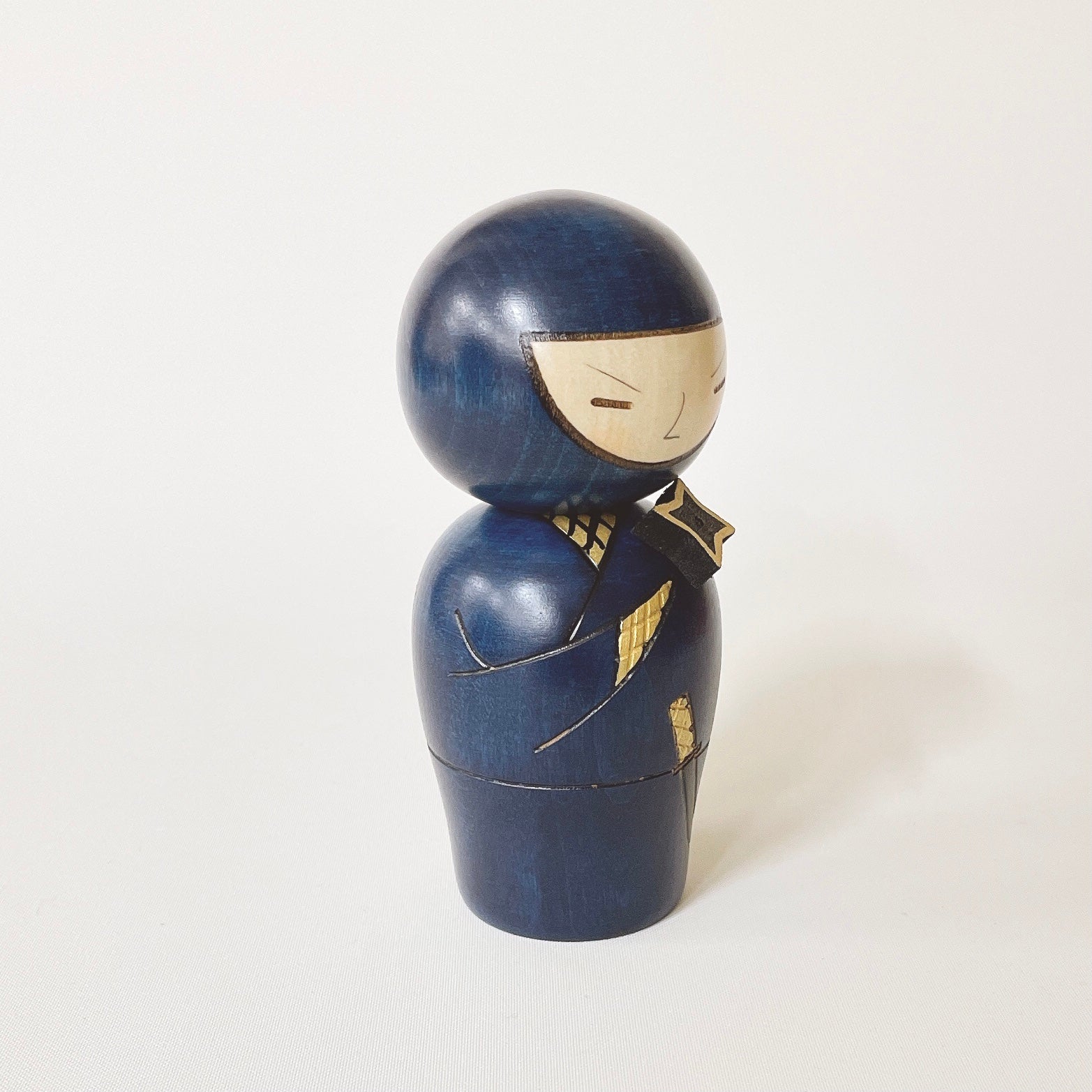 usaburo-kokeshi-ninja-bleu-figurine-artisanale-120-mm image 4