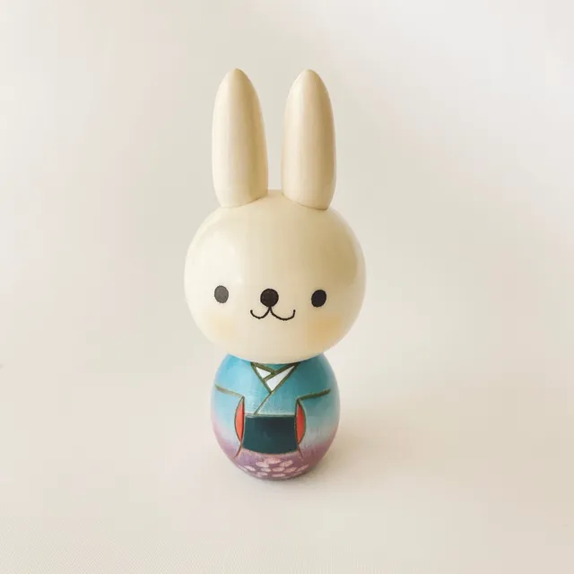 usaburo-kokeshi-usa-chan-lapin-bleu-figurine-artisanale image 1