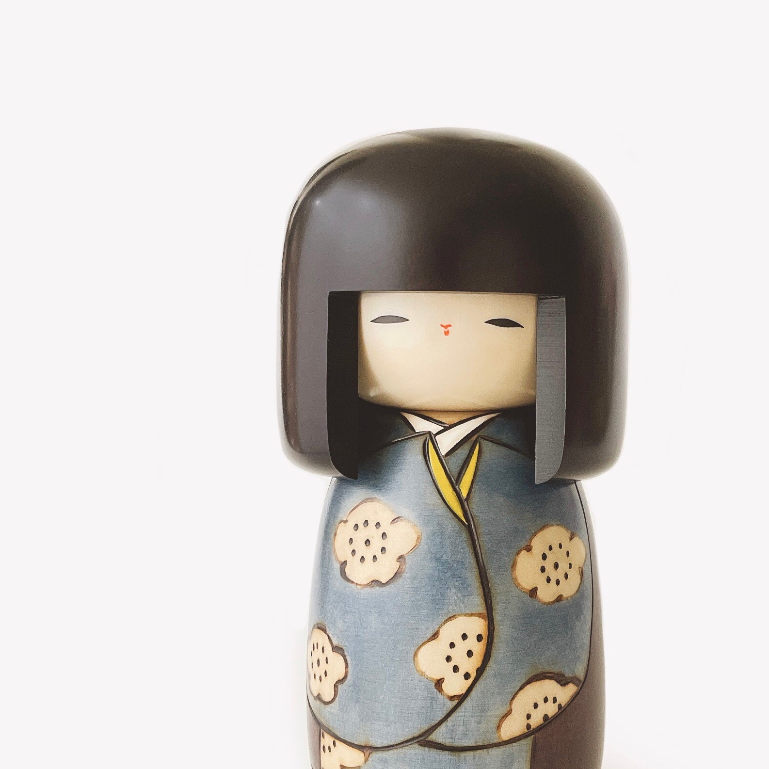 usaburo-kokeshi-k-jitsu-bleu-m-poup-e-kokeshi-haori-21-cm image 3