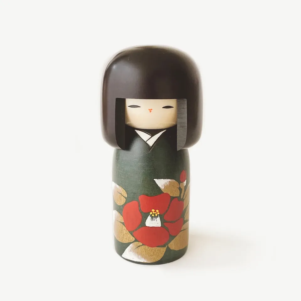 usaburo-kokeshi-tsubaki-no-sato-village-des-cam-lias-figurine-15-cm image 1