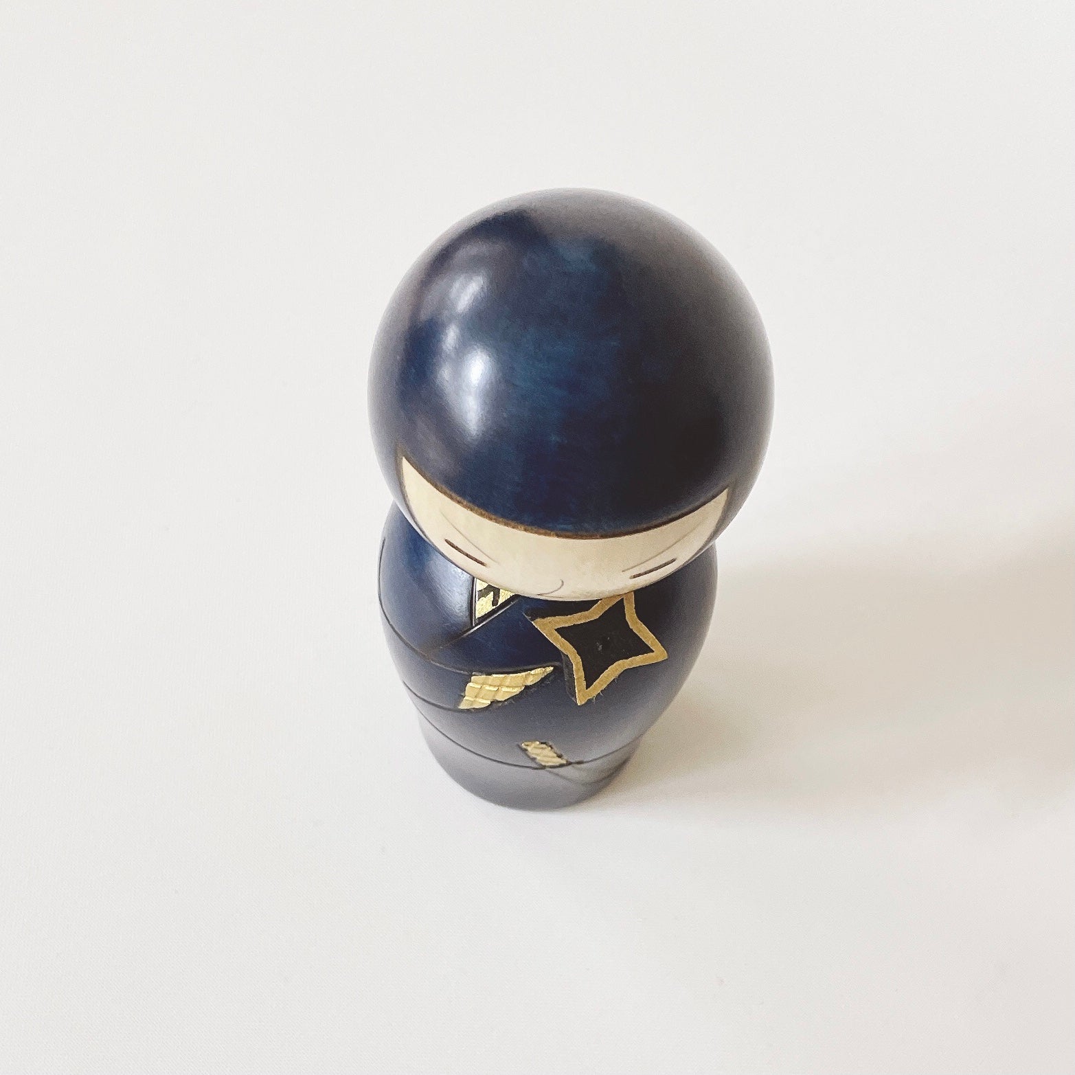 usaburo-kokeshi-ninja-bleu-figurine-artisanale-120-mm image 5