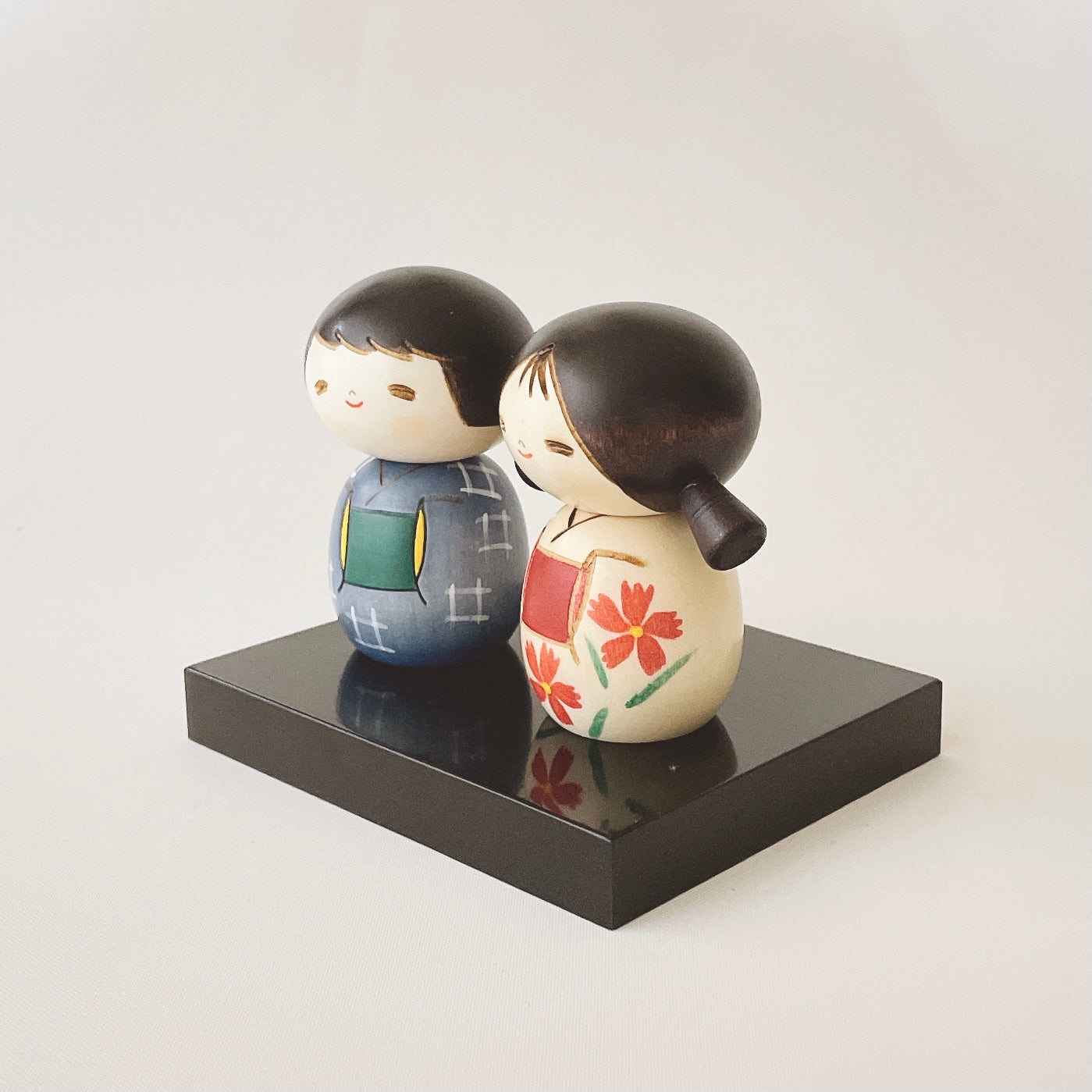 usaburo-kokeshi-nakayoshi-duo-kokeshi-amis-socle-7-cm image 2