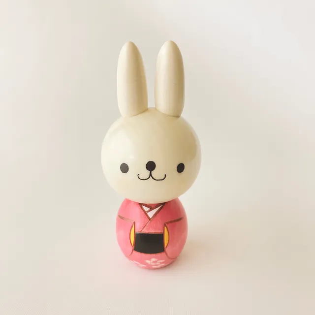 usaburo-kokeshi-usa-chan-lapin-rose-figurine-artisanale-13-cm image 1