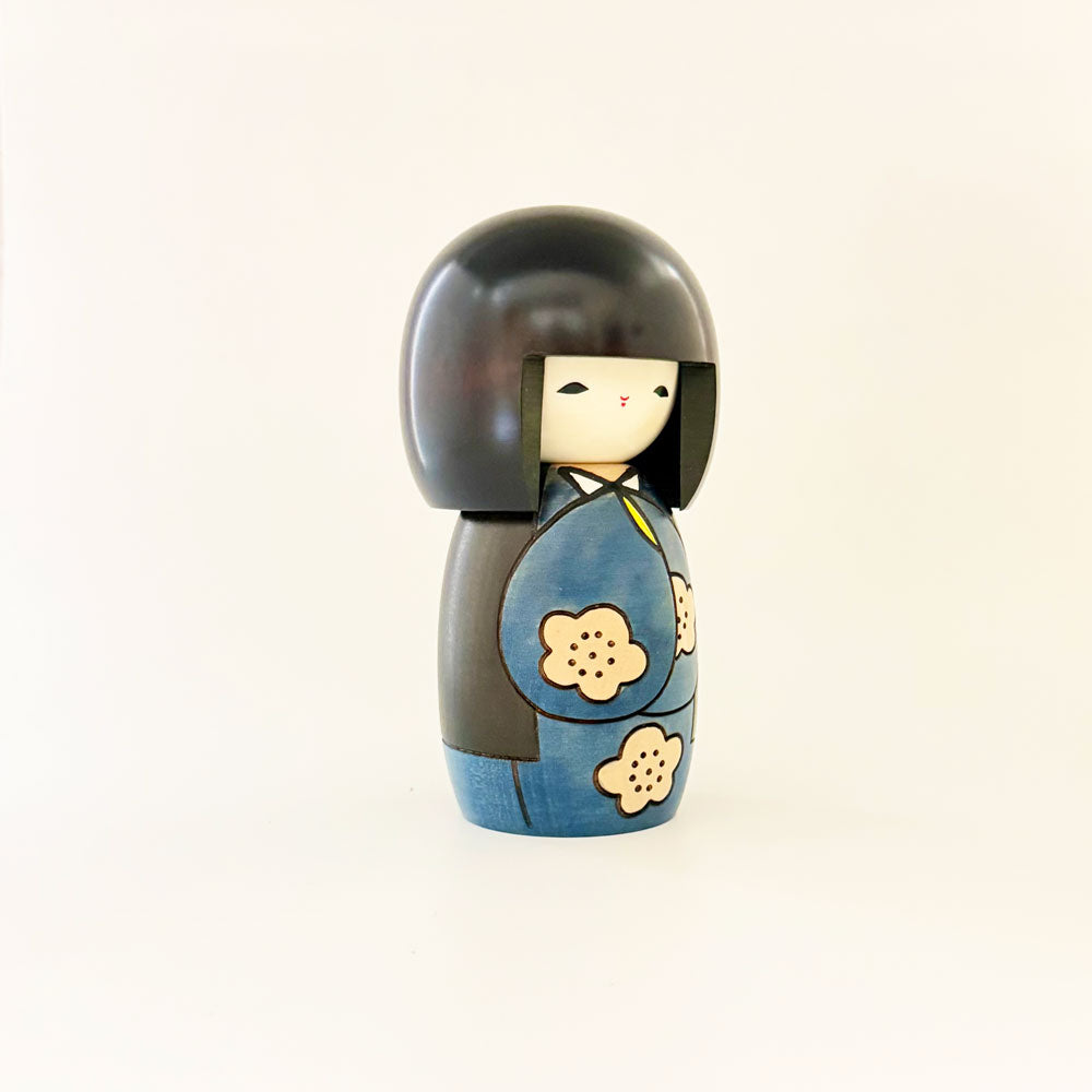 usaburo-kokeshi-k-jitsu-blue-s-kokeshi-haori-prunier-13-cm image 3