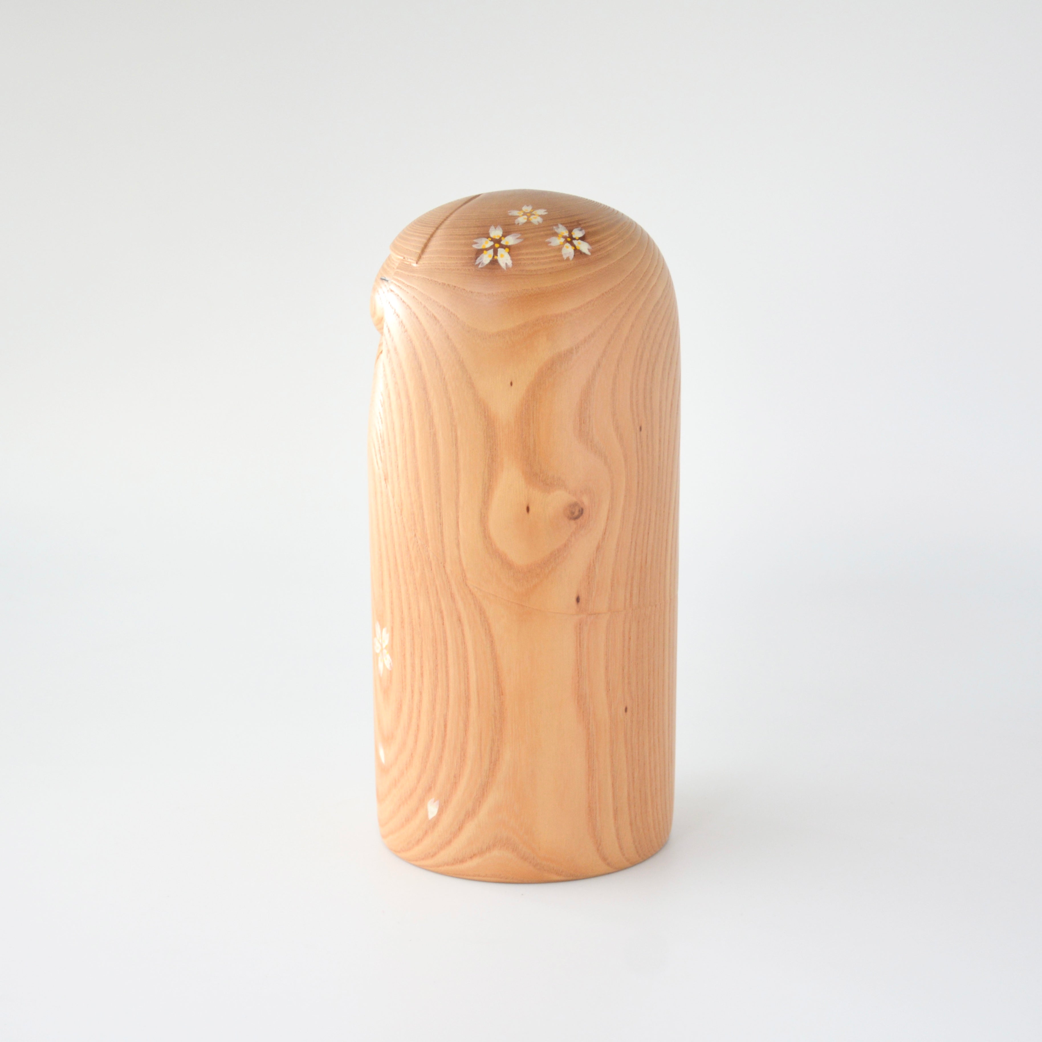 usaburo-kokeshi-hana-kiko-travelogue-of-flowers-par-yuji-okamoto-figurine-23-cm image 3