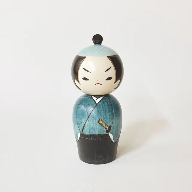 usaburo-kokeshi-samurai-poup-e-kokeshi-guerrier-bleu-14-5-cm image 1