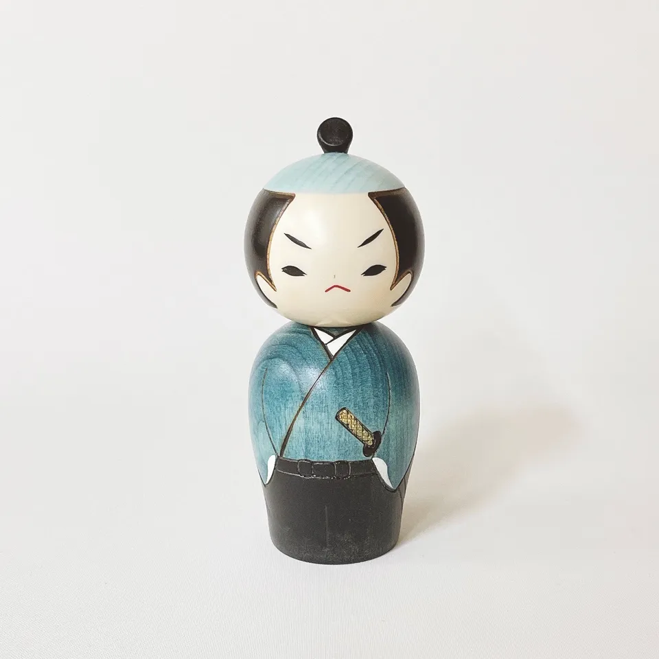 usaburo-kokeshi-samurai-poup-e-kokeshi-guerrier-bleu-14-5-cm image 1