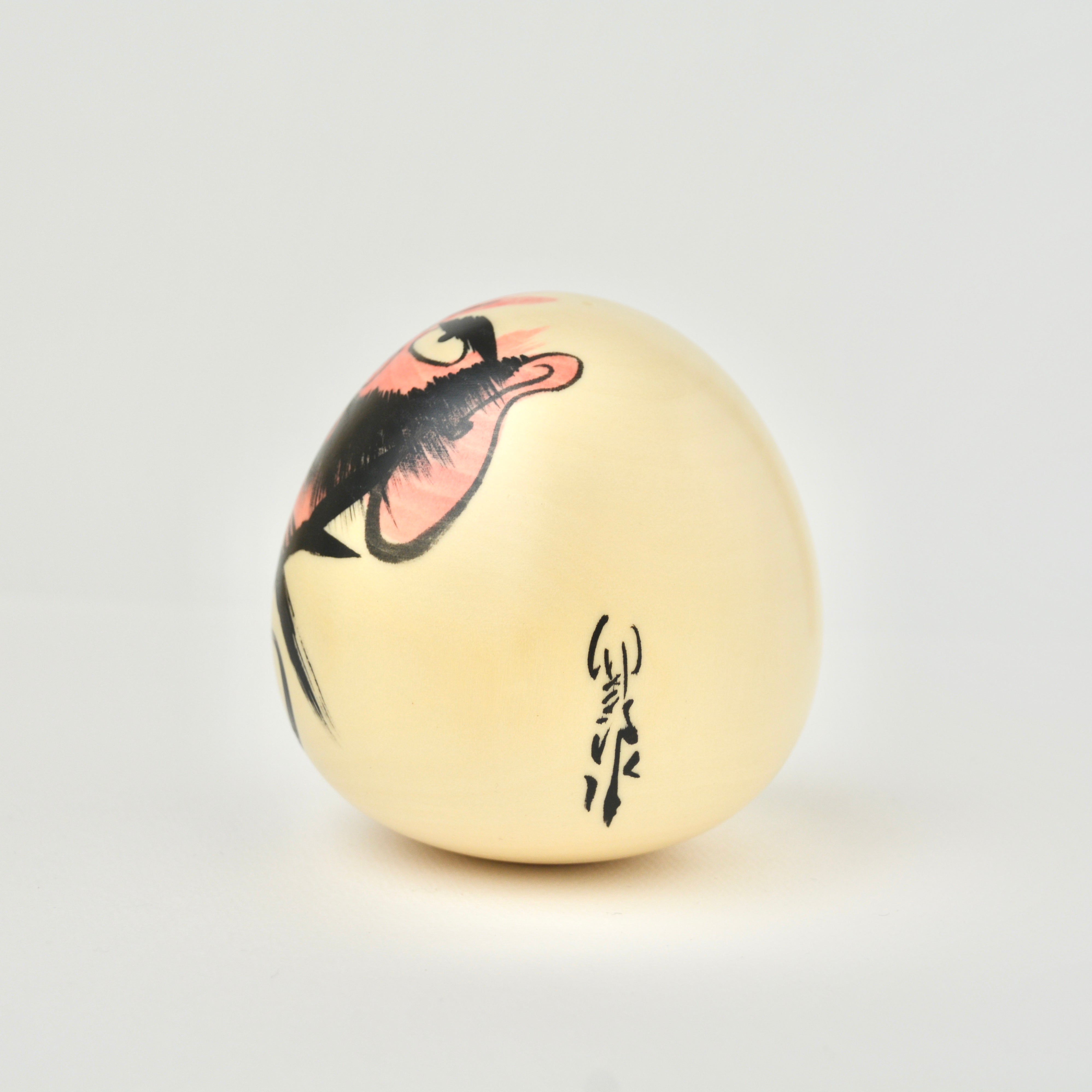 usaburo-kokeshi-koro-koro-daruma-blanc-culbuto-porte-bonheur-9-cm image 3