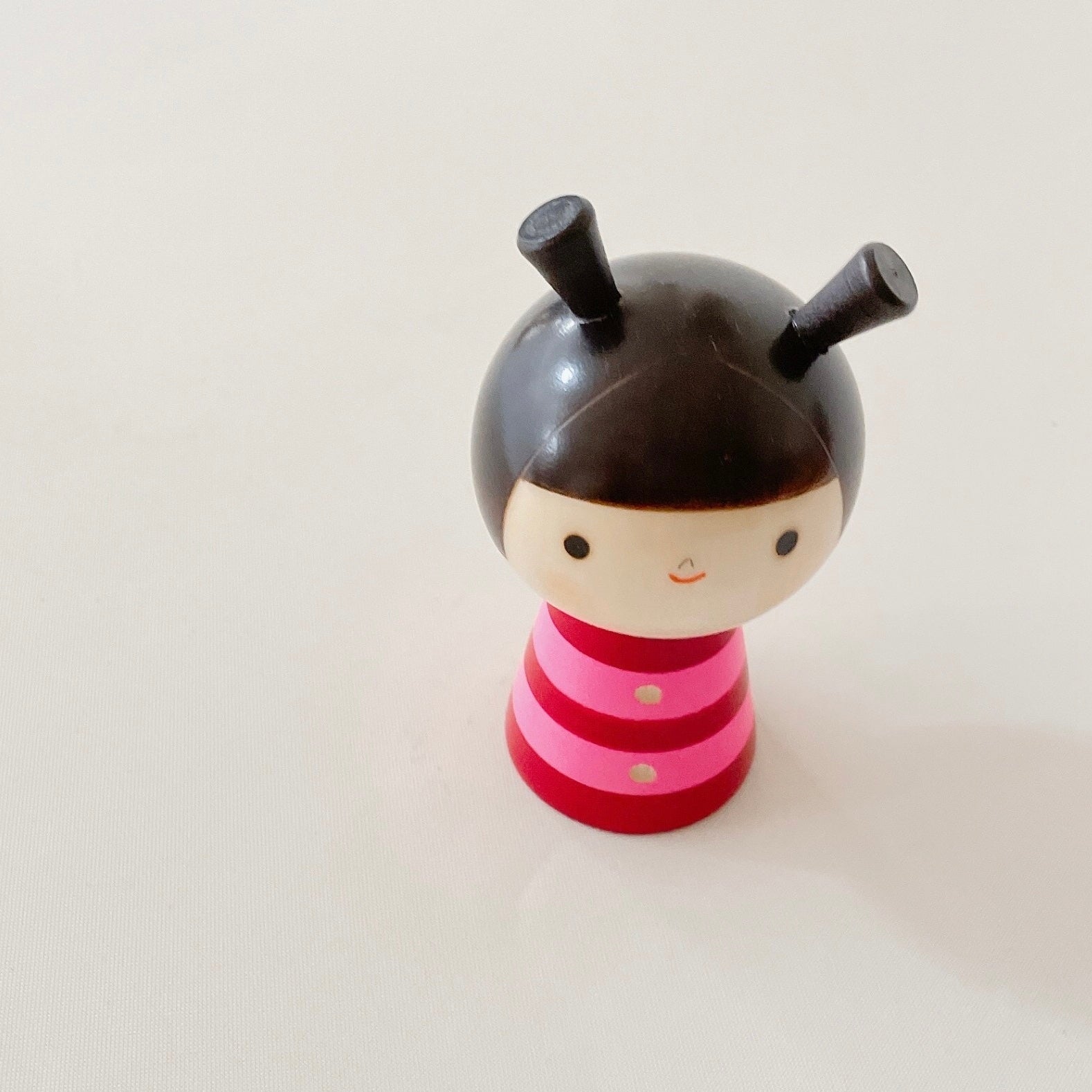 usaburo-kokeshi-watashi-girl-95-mm-rose-paume image 5