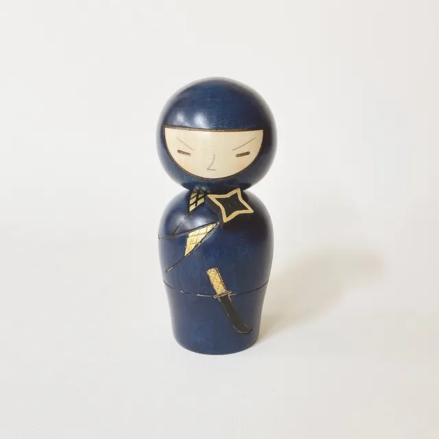 usaburo-kokeshi-ninja-bleu-figurine-artisanale-120-mm image 1