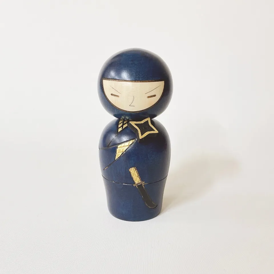usaburo-kokeshi-ninja-bleu-figurine-artisanale-120-mm image 1