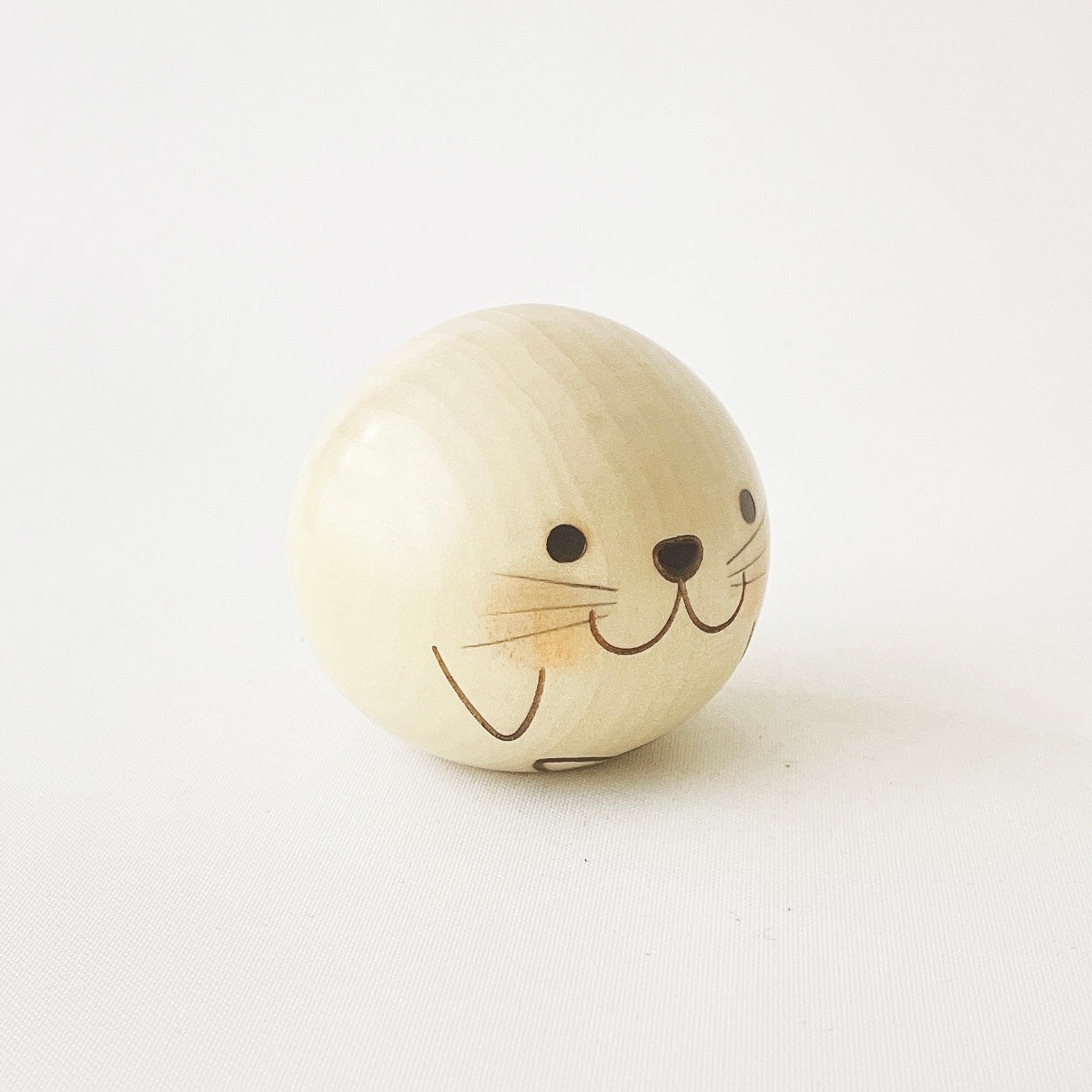 usaburo-kokeshi-yurakoro-phoque-figurine-bois-bascule-58-mm image 3