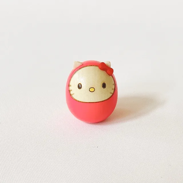 usaburo-kokeshi-hello-kitty-mame-daruma-rose-poup-e-porte-bonheur-35-mm image 1