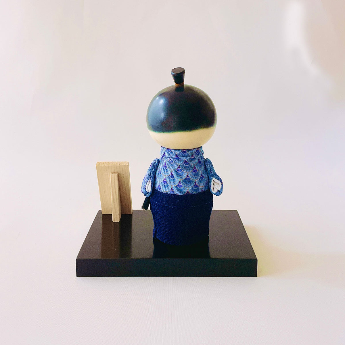 usaburo-kokeshi-samurai-nami-waves-chirimen-figurine-artisanale-yura-koro image 4