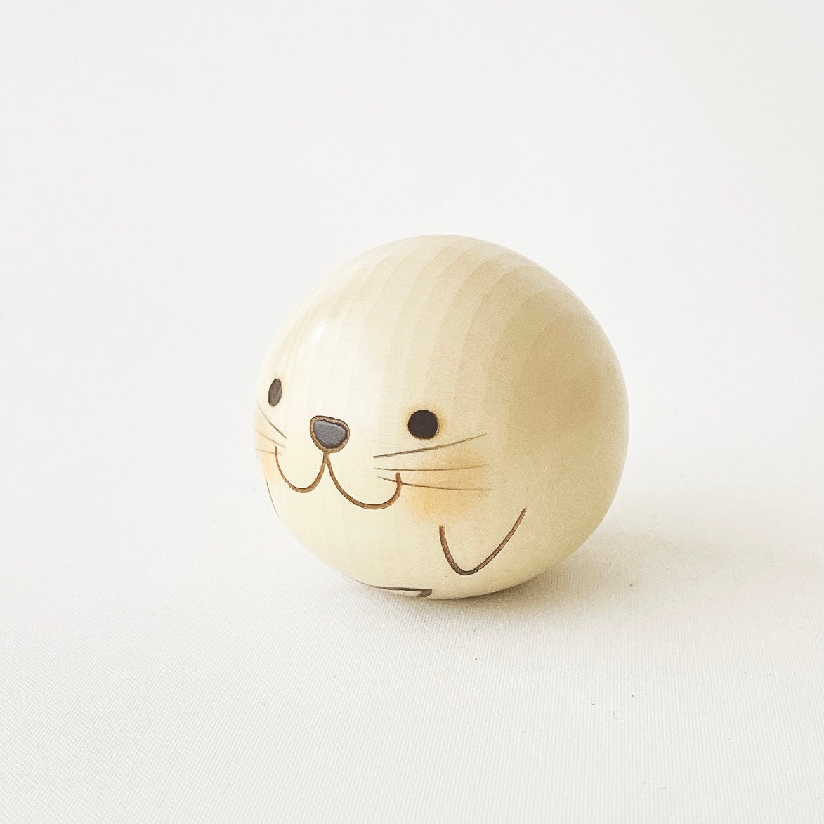 usaburo-kokeshi-yurakoro-phoque-figurine-bois-bascule-58-mm image 2