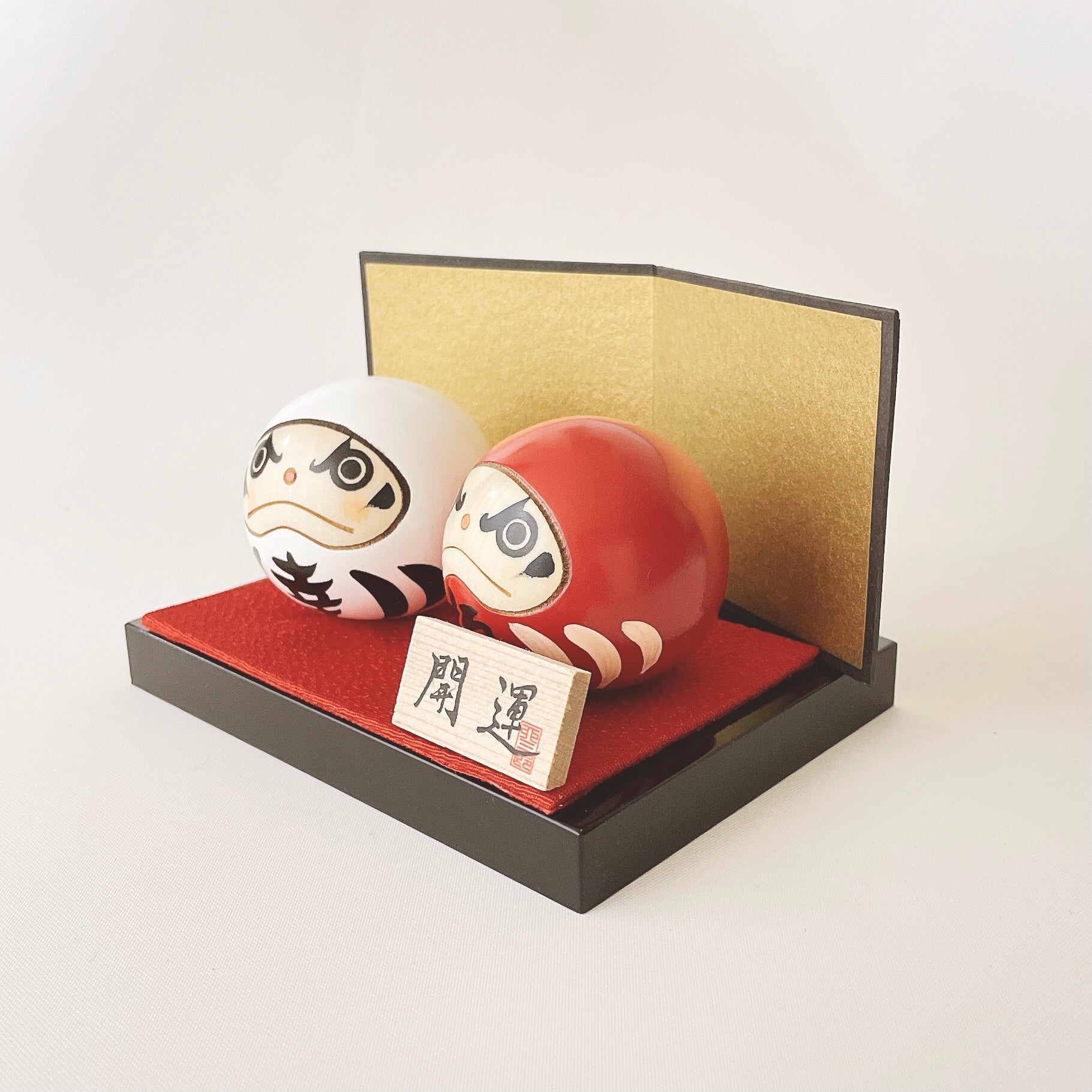 usaburo-kokeshi-kofuku-daruma-rouge-blanc-set-duo-porte-bonheur-58x58x50mm image 2