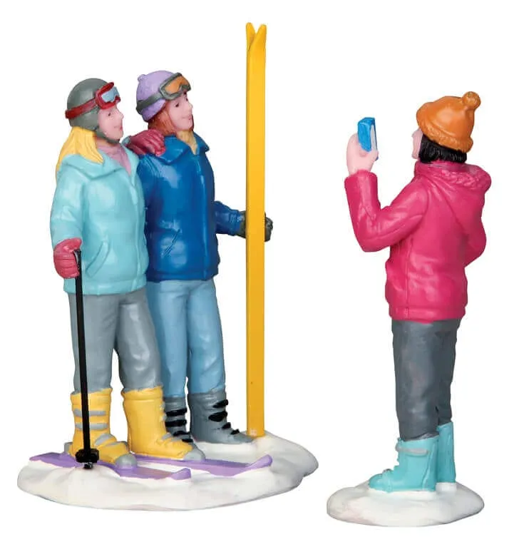 lemax-ski-trip-set-of-2-figurines-ski-village-de-no-l image 1