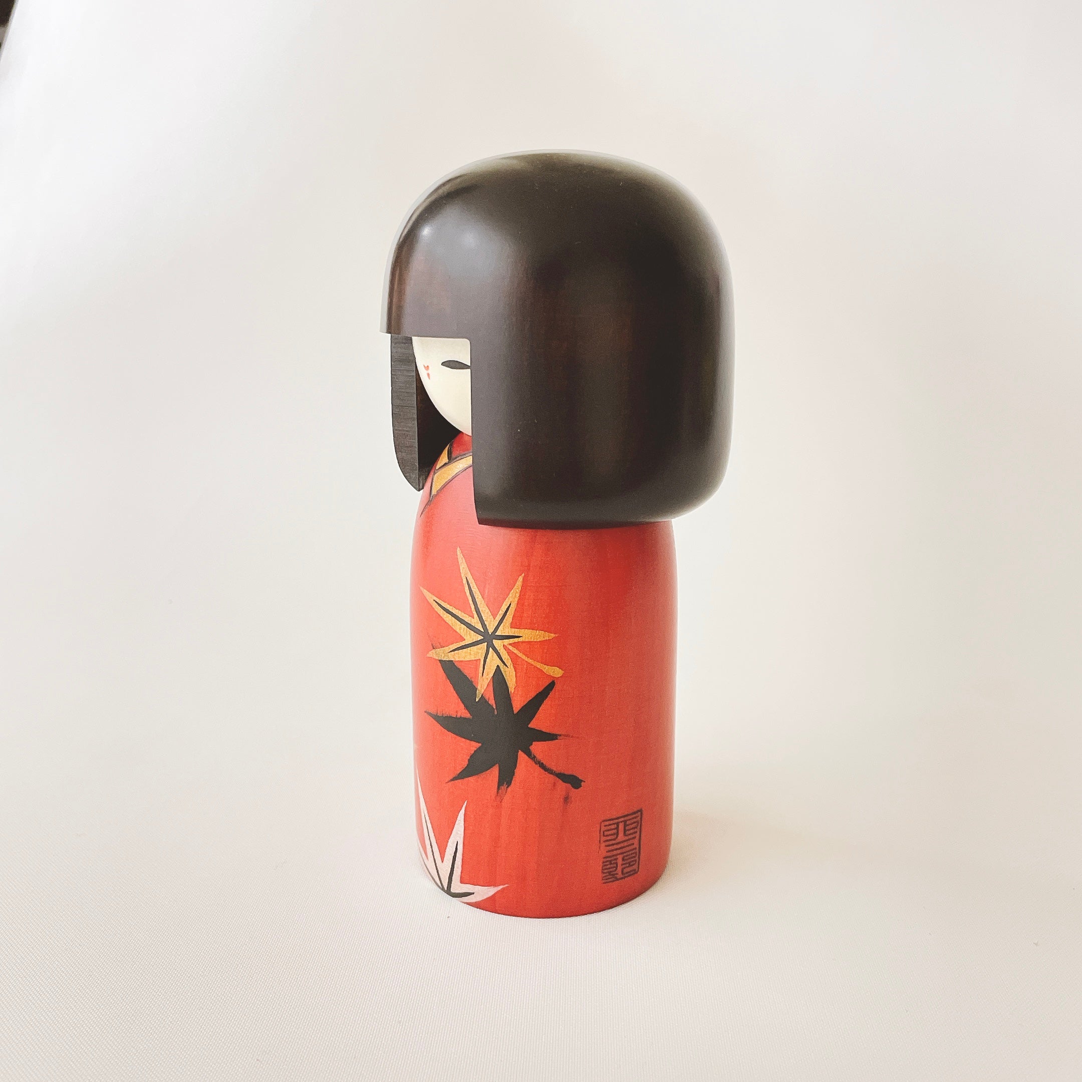 usaburo-kokeshi-kinshu-glossy-autumn-figurine-15-cm-mizuki-rouge-rable image 2