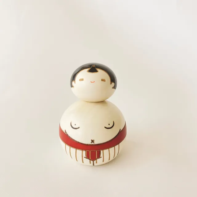 usaburo-kokeshi-osum-san-red-figurine-sumo-rouge-en-bois image 1