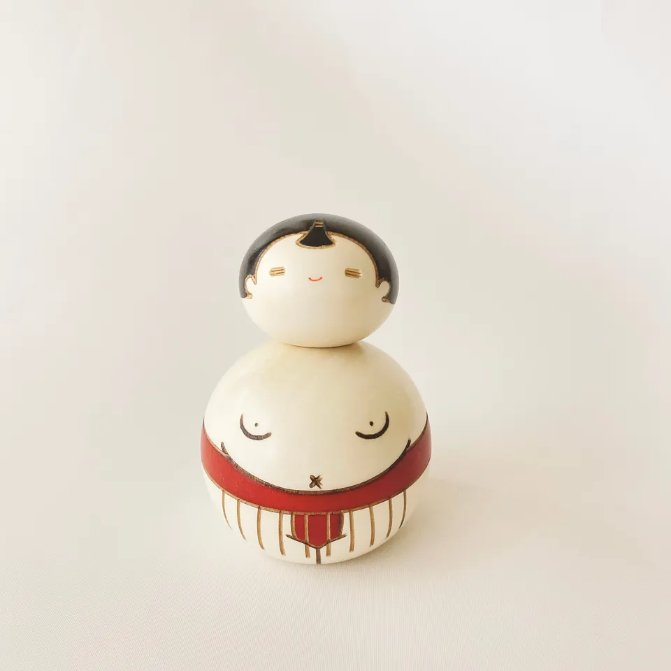 usaburo-kokeshi-osum-san-red-figurine-sumo-rouge-en-bois image 1